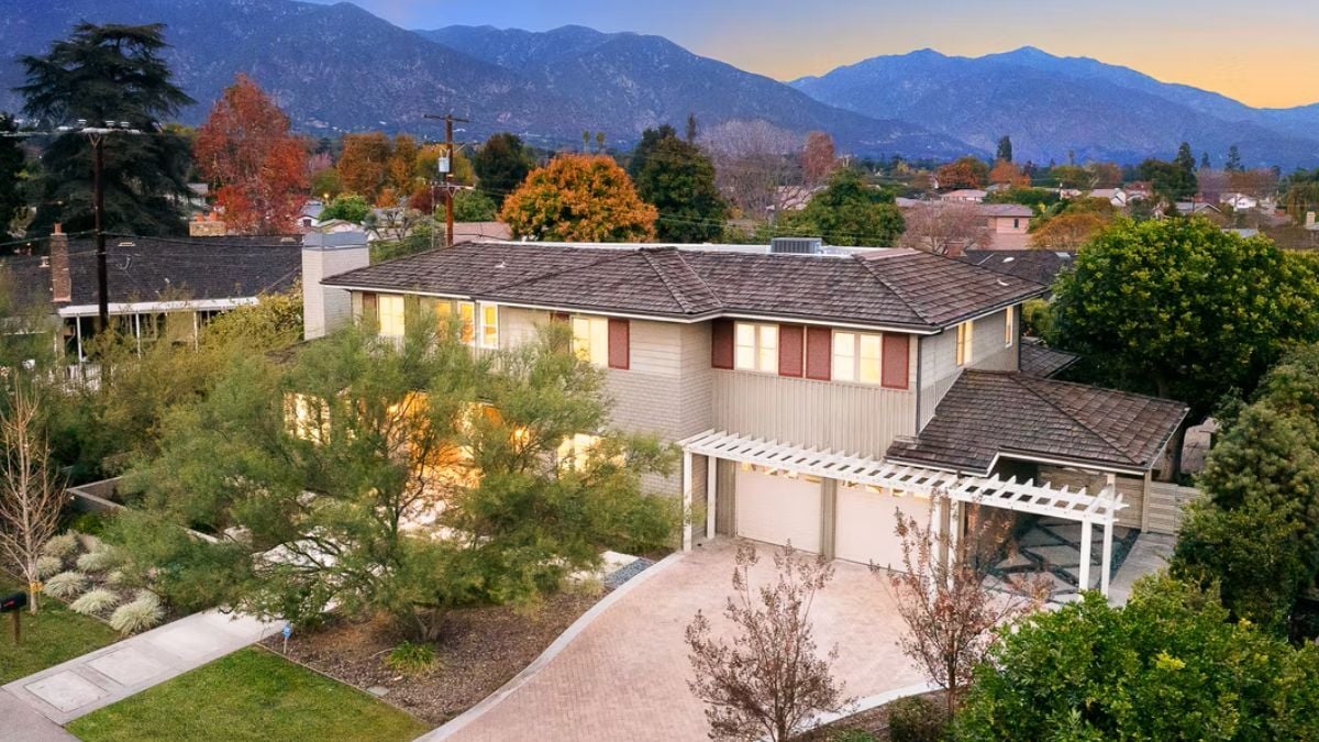 Mid-century ranch style home with landscaped front yard and mountain views in Pasadena, classic California residential architecture